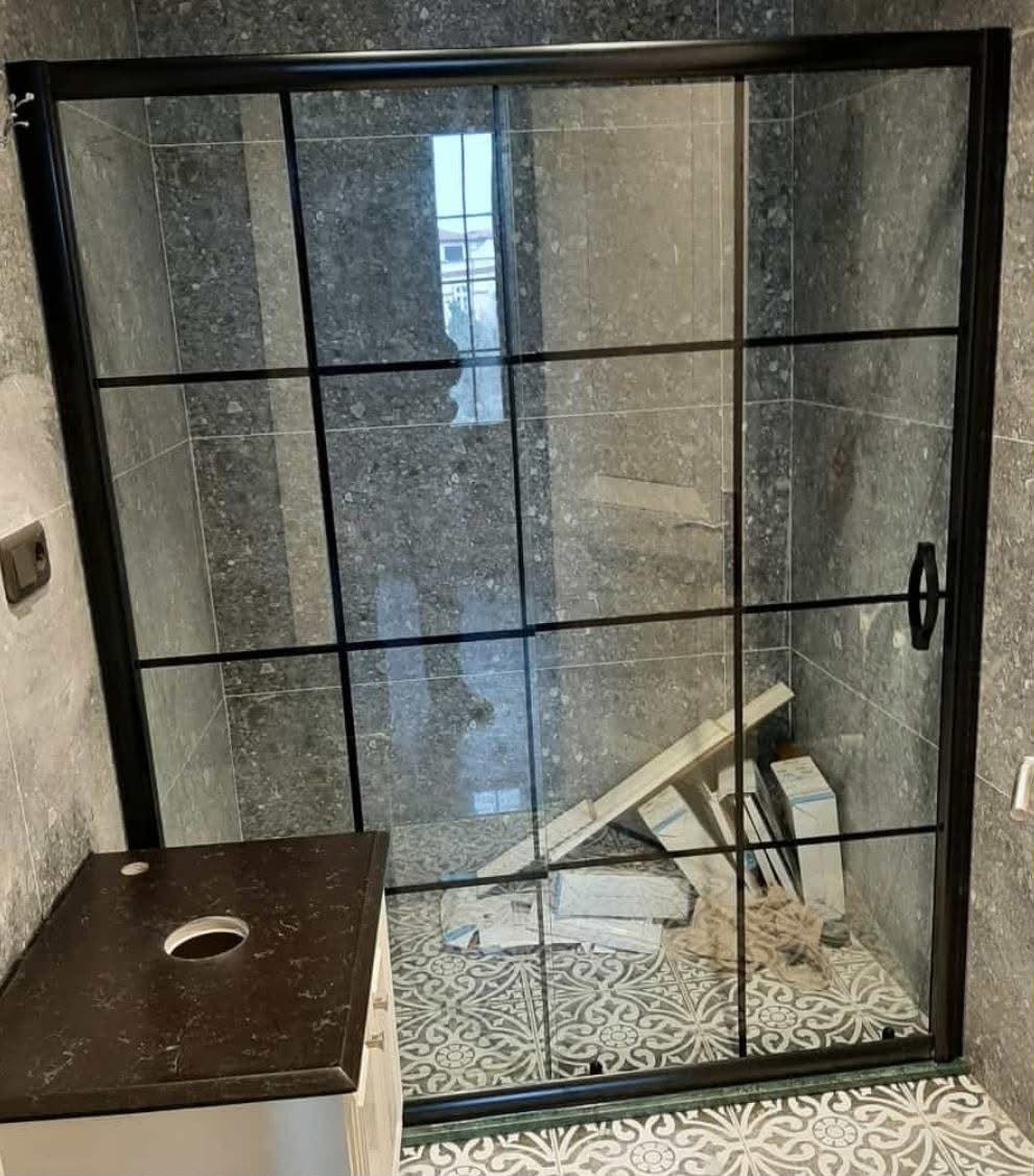 Siyah profilli köşe duşakabin uygulaması