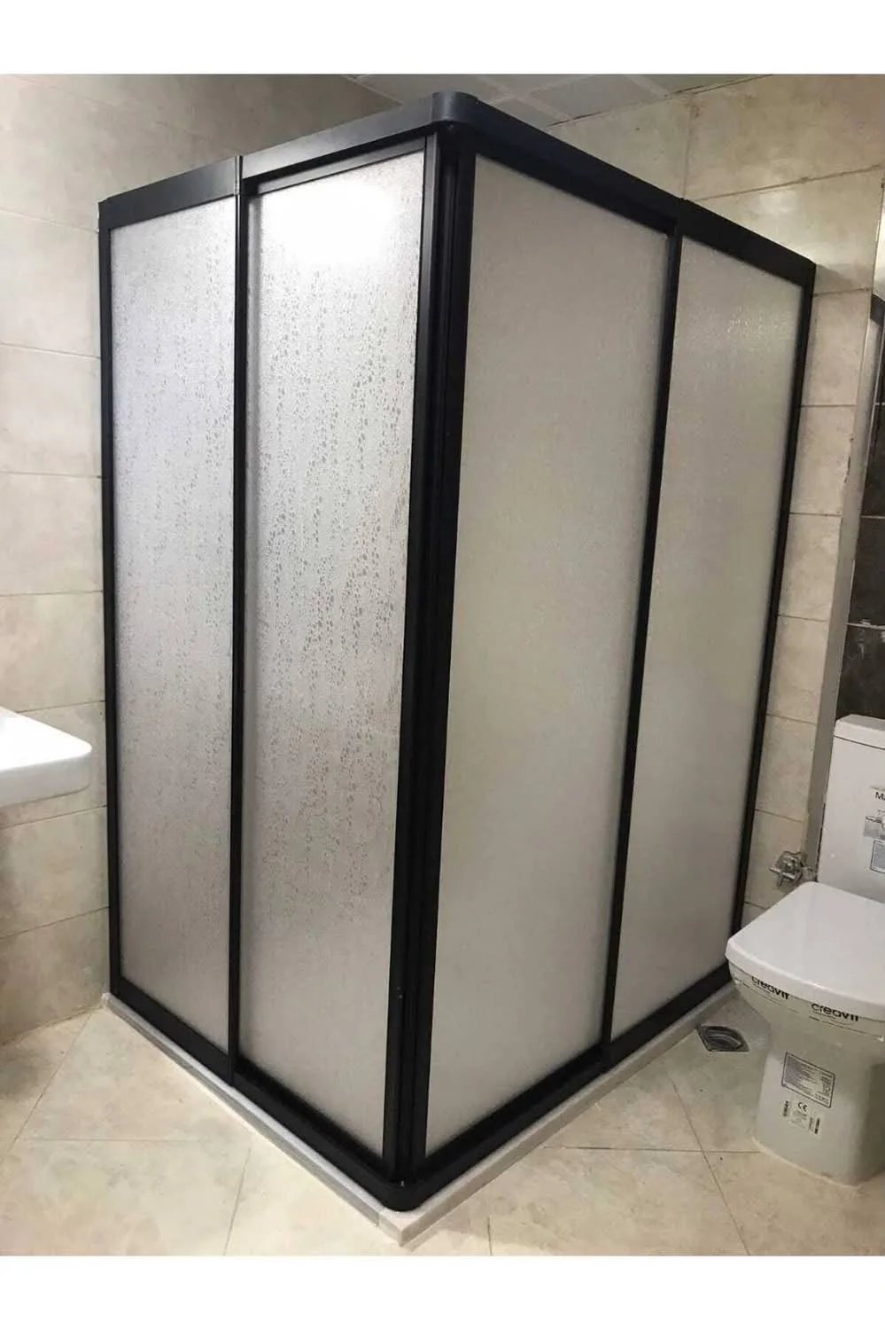 Siyah profilli duşakabin montajı — saha fotoğrafı