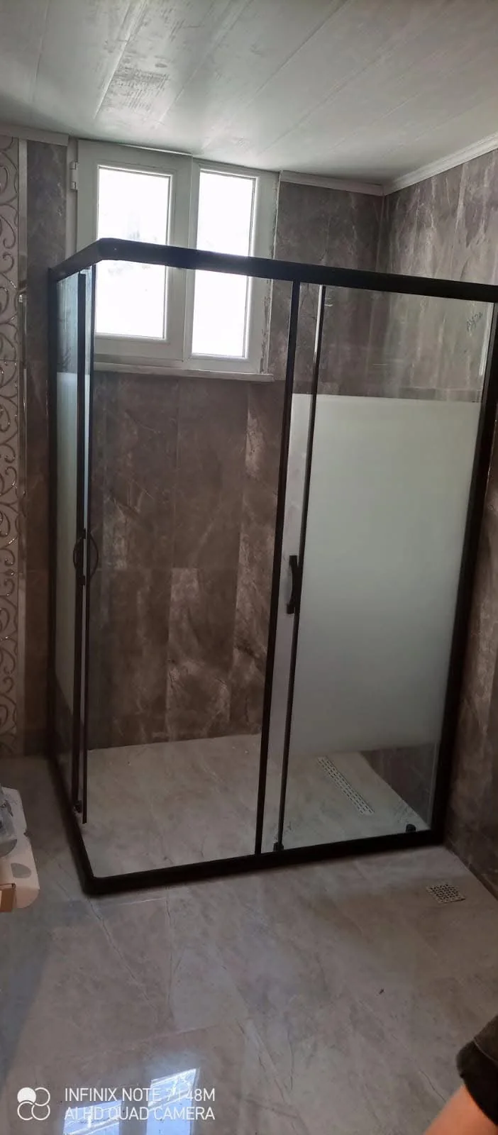 Tamamlanmış duşakabin, buzlu cam uygulama