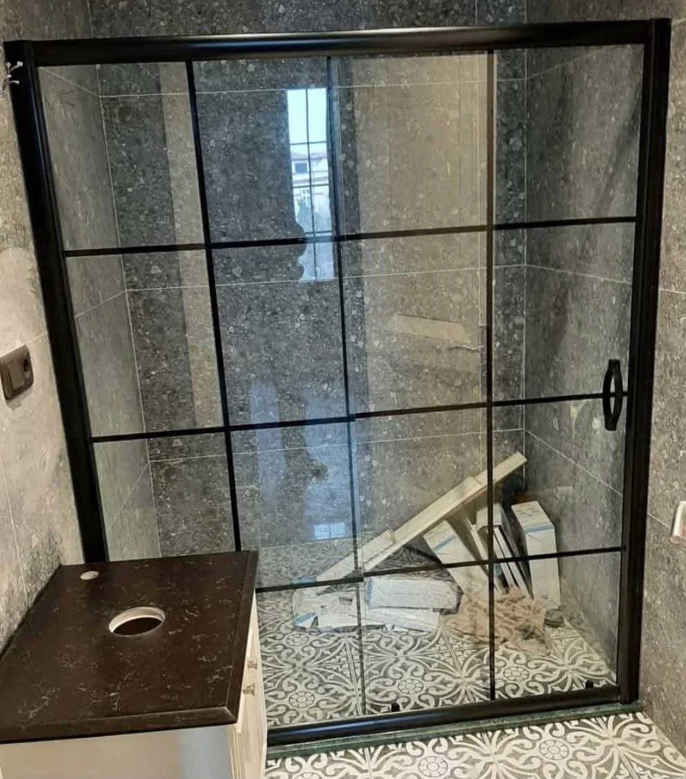 Siyah profilli köşe duşakabin uygulaması